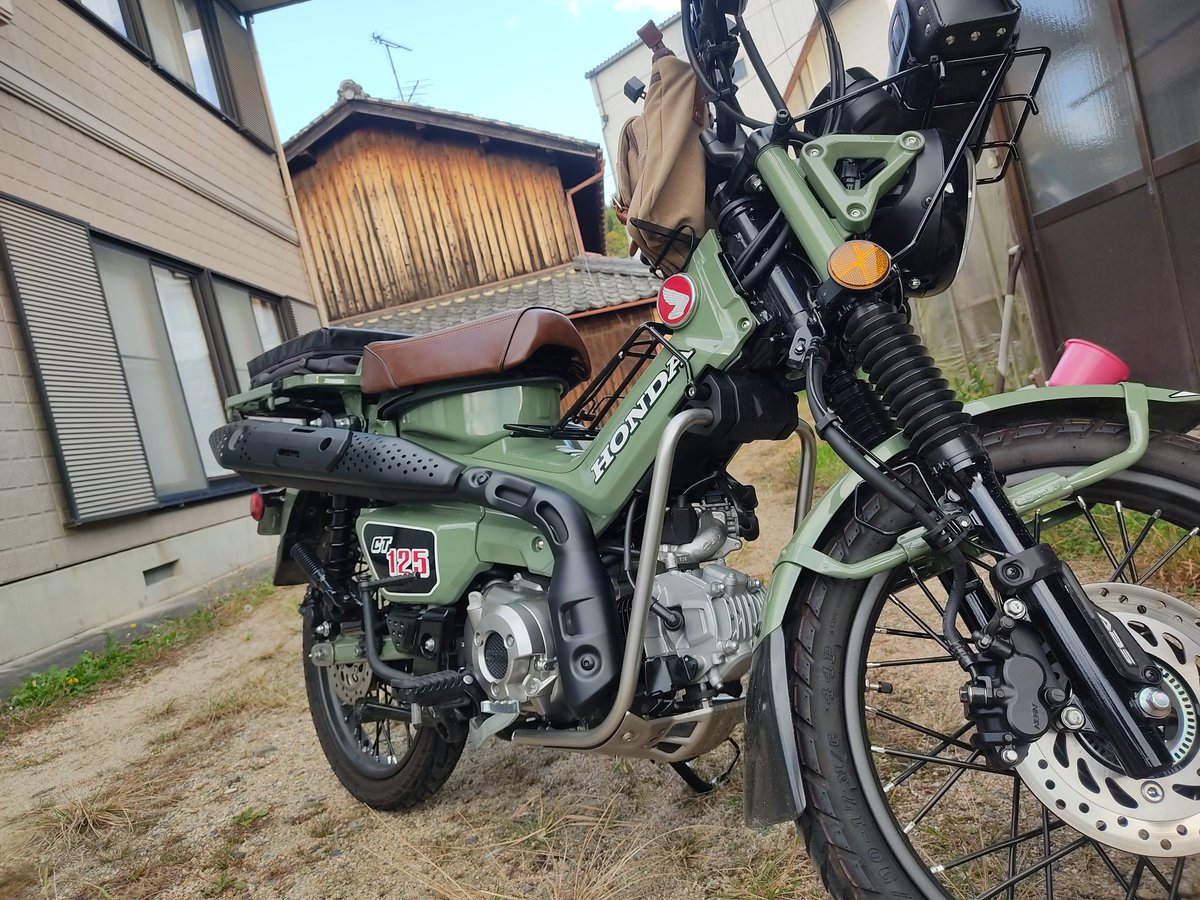 soten8's tweet photo. マフラーのヒートガード塗装。
垂れたりダマになったりで、至近で見るとやべー出来なんだけど、遠目には綺麗に見えるのでもうこれで良いやって。

エンジンガードもやっとけば良かったかも。

#CT125
#ハンターカブ https://t.co/SR1OtAUiN4