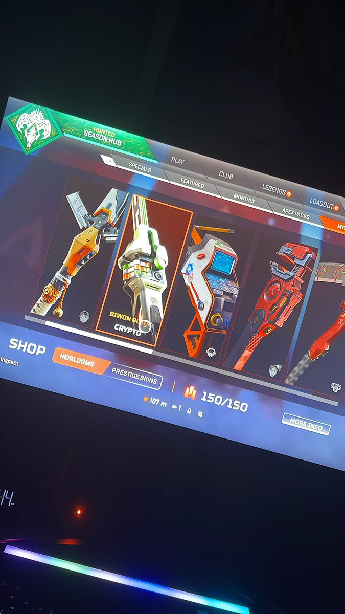 Forakie1's tweet photo. What hairloom should I get #apexlegands #hairloom #streaming https://t.co/WW60qEfAT8 https://t.co/1RKUIJ2NMy