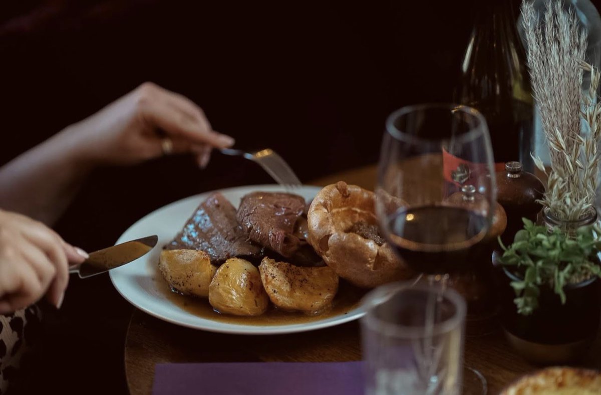 TheEastHill's tweet photo. Sundays are certainly for delicious roasts and elegant autumnal reds! ๐ท ๐
We do them both just perfectly alongside each other here at the East Hill! ๐
#autumn #sundayvibes #youngspublife #togetheratyoungs #cosyfire #wandsworth #wandsworthtown #wandsworthcommom @YoungsPubs https://t.co/zFFXjdwodL