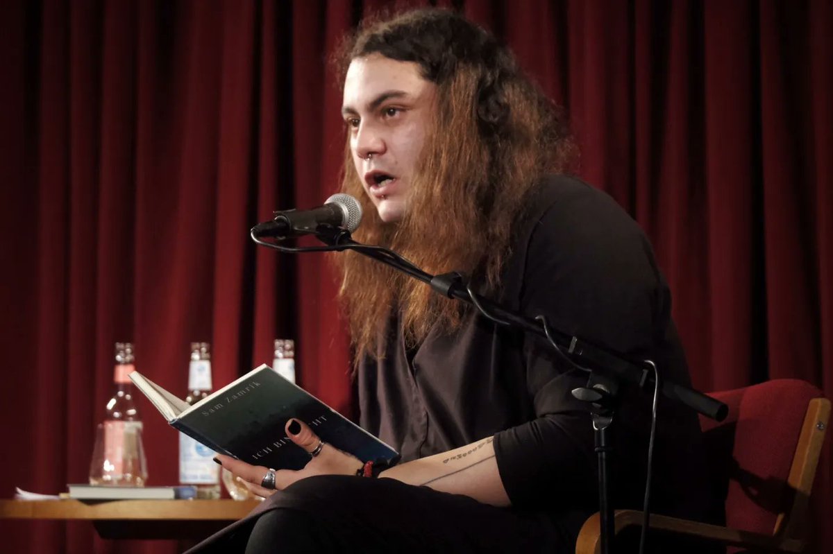 Mit ganz viel Feingefühl und sehr reflektiert hat Sam Zamrik <a href="/sophistryofsam/">Sam Zamrik</a> gestern Abend aus dem Buchdebüt "Ich bin nicht" vorgelesen. 
Danke Daniela Seel für die kurzfristige Übernahme der Moderation! 
Hier könnt ihr noch mal nachhören: youtu.be/stkhRSgf5es