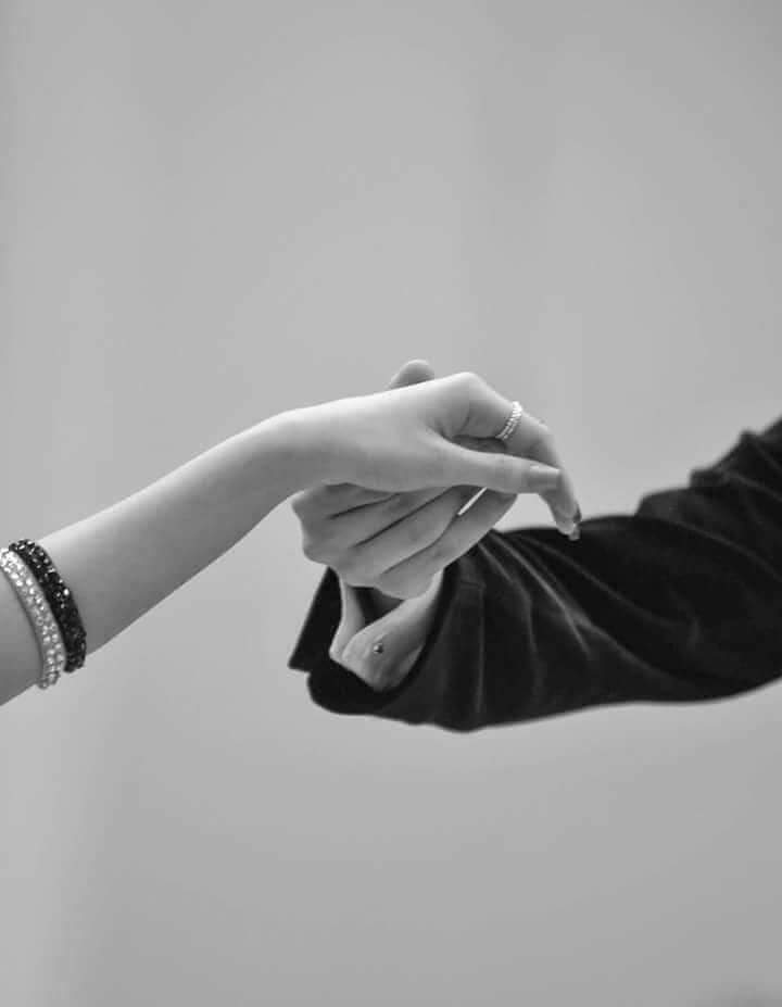 وہ  سمجھتا  تھا بچھڑ جانا ہے آسان بہت
اس کو لگتا تھا فقط ہاتھ چھڑانا ہو گا !!!