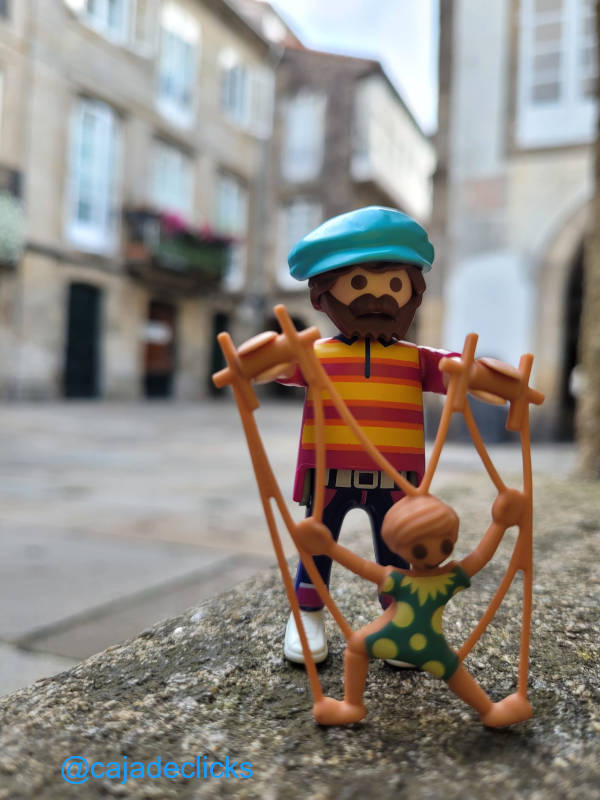 cajadeclicks's tweet photo. ¡¡¡Una monedita para el tirititero Playmobil y su marioneta!!! 💙 #FelizDomingoATodos #playmobil #monedas #calles #arte #tirititeros #marioneta #happy #feliz #momentos https://t.co/gMKSZp3bVm