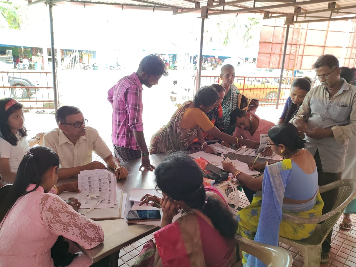 AndamanCEO's tweet photo. Glimpses of Special Camp conducted at all Polling Stations on 16.10.2022 for Linking Voter ID to Aadhaar.
@ECISVEEP @SpokespersonECI
#ElectorsVerificationProgramme #GoVerify #100percentsahi https://t.co/k2H7p9Ku0Q