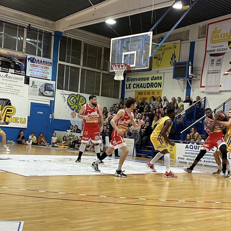 HeleneLaporteRN's tweet photo. 🏀 Hier soir à Meilhan-sur-Garonne, pour soutenir le Garonne Avenir Basket lors de leur match contre le Auch Basket Club où les joueurs ont démontré encore une fois un bel esprit d’équipe. #GoGAB🟡🔵 https://t.co/L9NqytEgby