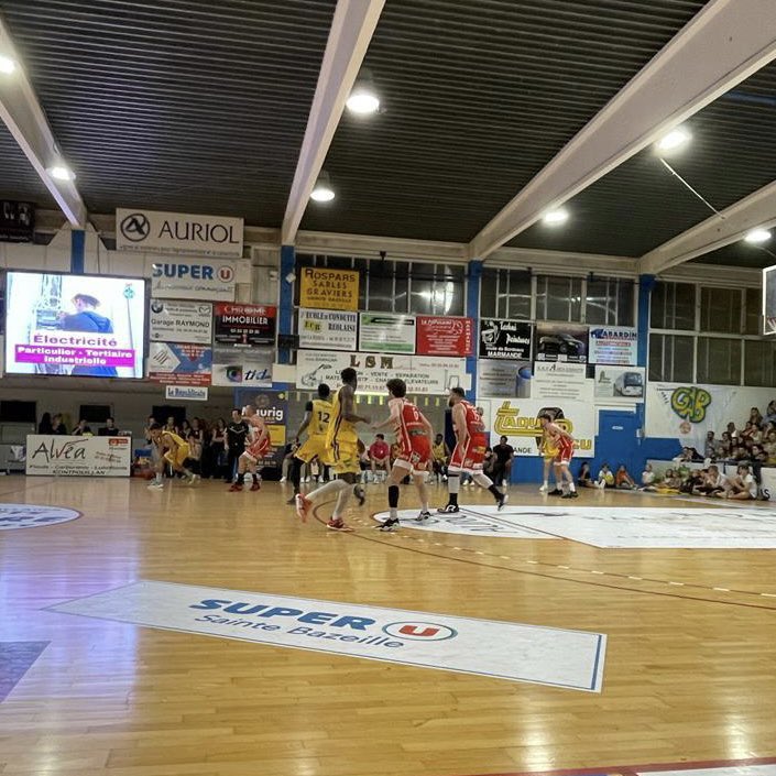 HeleneLaporteRN's tweet photo. 🏀 Hier soir à Meilhan-sur-Garonne, pour soutenir le Garonne Avenir Basket lors de leur match contre le Auch Basket Club où les joueurs ont démontré encore une fois un bel esprit d’équipe. #GoGAB🟡🔵 https://t.co/L9NqytEgby