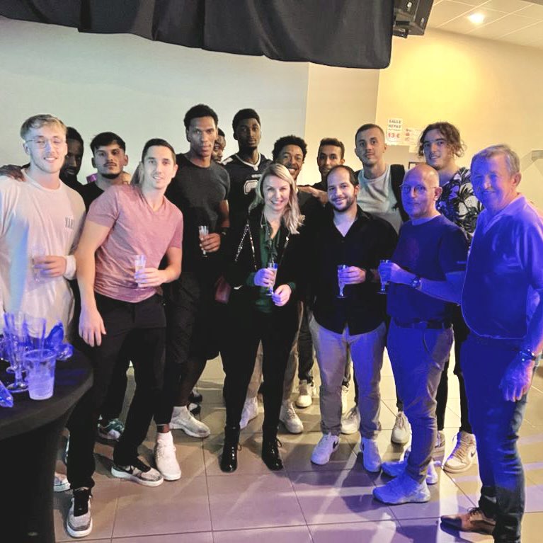 HeleneLaporteRN's tweet photo. 🏀 Hier soir à Meilhan-sur-Garonne, pour soutenir le Garonne Avenir Basket lors de leur match contre le Auch Basket Club où les joueurs ont démontré encore une fois un bel esprit d’équipe. #GoGAB🟡🔵 https://t.co/L9NqytEgby
