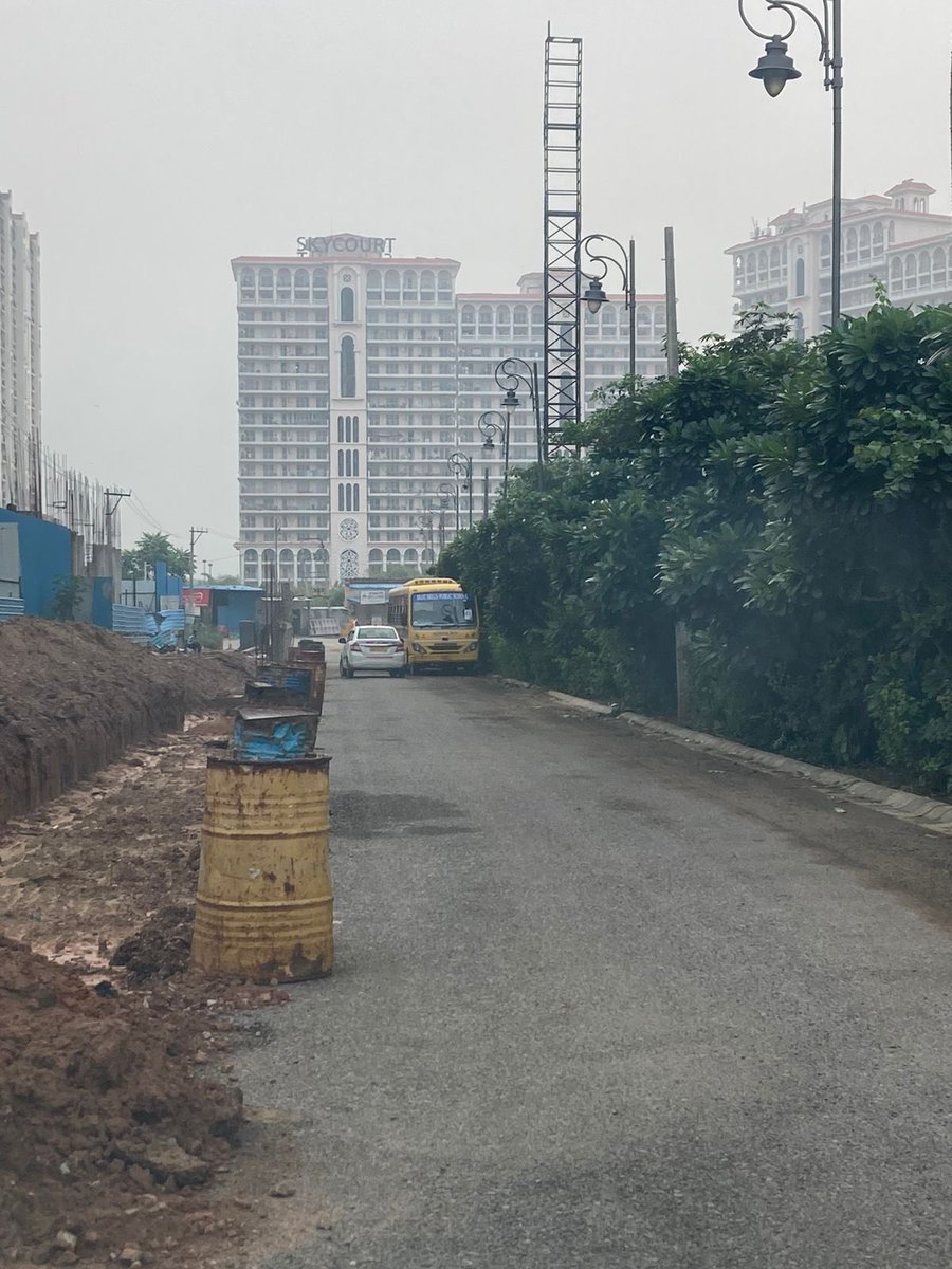 GauravSrivast30's tweet photo. @DLFSKYCOURTRESD @MunCorpGurugram @DLFEmporio @TOIIndiaNews @DLFMoI @cmohry No doubt about it how we all have been cheated by DLF … they knew about the road issue since project launch but kept everybody in dark n as of today also DLF is not interested to take this up on priority leaving all residents with 7m accident prone road  #DLFMISREPRESENTS https://t.co/QbV071OQqt