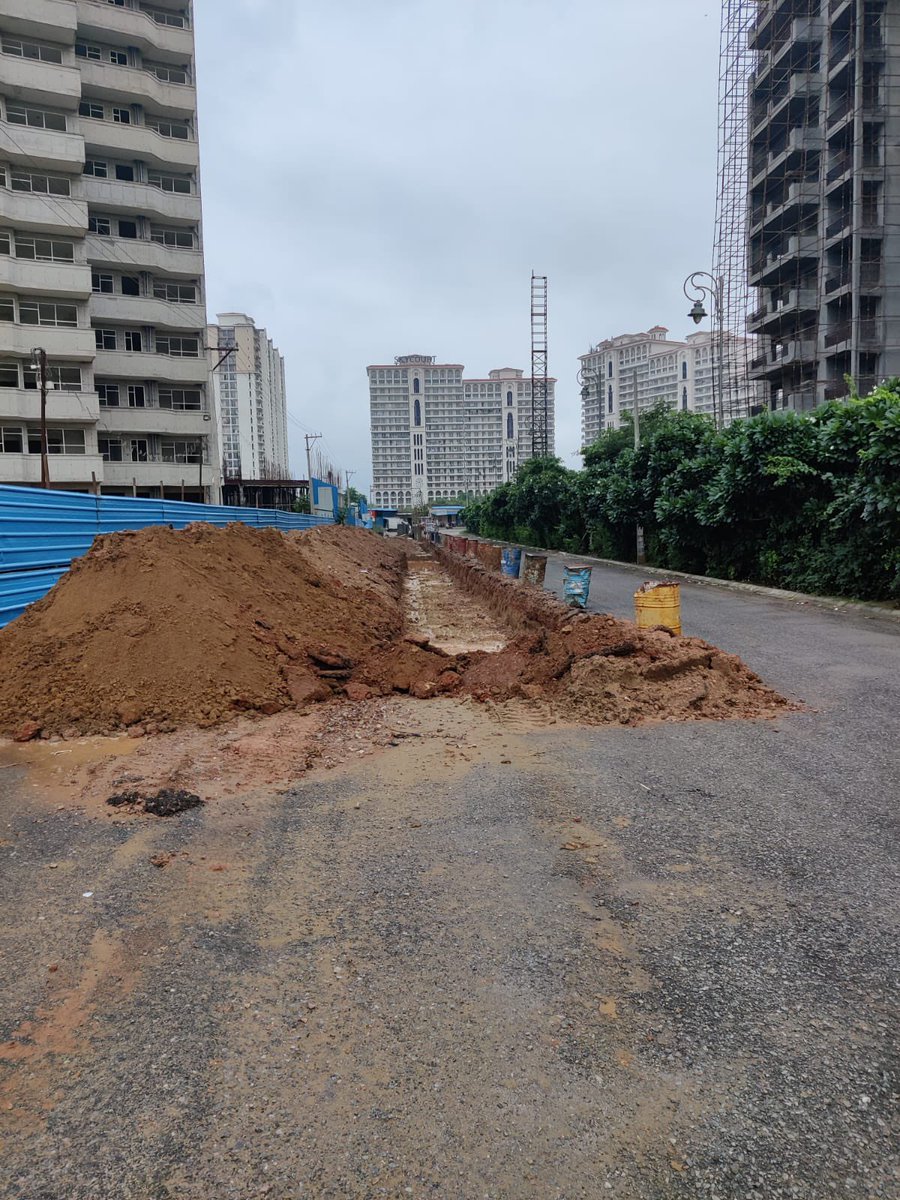 GauravSrivast30's tweet photo. @DLFSKYCOURTRESD @MunCorpGurugram @DLFEmporio @TOIIndiaNews @DLFMoI @cmohry No doubt about it how we all have been cheated by DLF … they knew about the road issue since project launch but kept everybody in dark n as of today also DLF is not interested to take this up on priority leaving all residents with 7m accident prone road  #DLFMISREPRESENTS https://t.co/QbV071OQqt