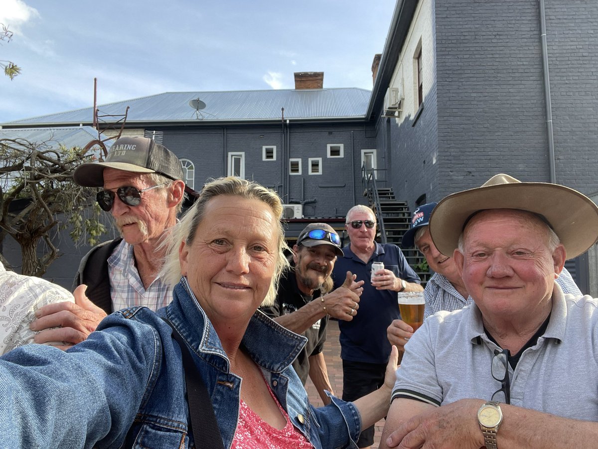 lainie_york's tweet photo. Nothing like a good old fashioned Sunday sesh #mypals https://t.co/BTFTQfjEXa
