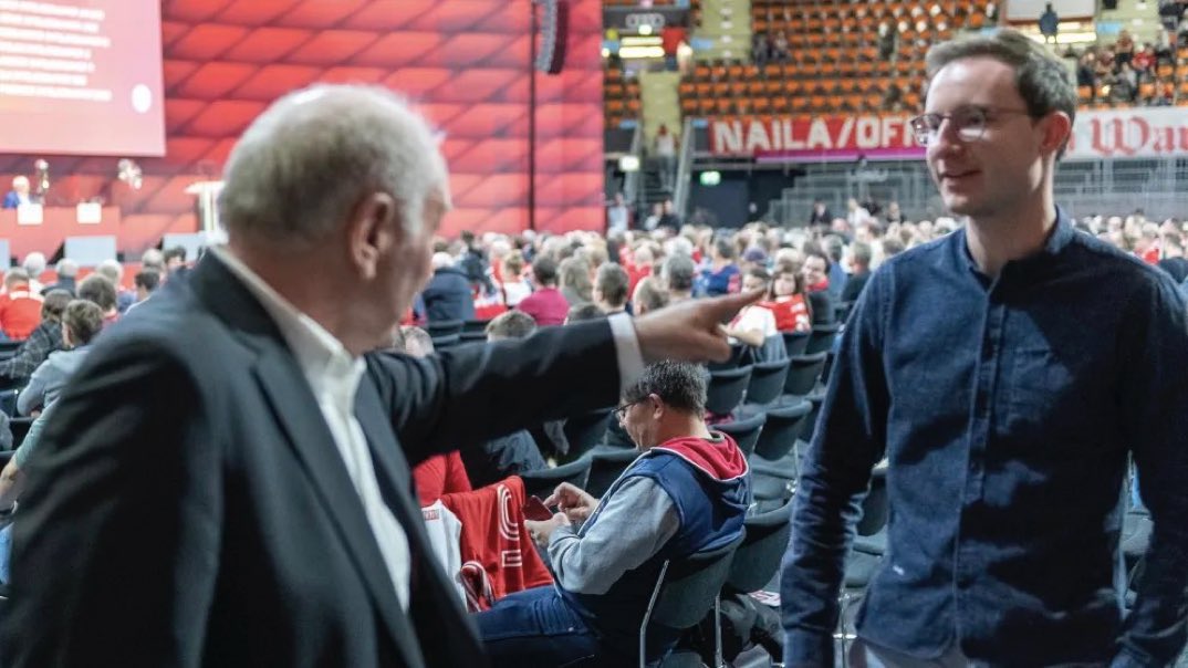Über dieses Bild könnte man einen langen Kommentar schreiben. Da steckt so viel drin. Generationenkonflikt / Mitglieder-Missachtung / alter weißer Mann versteht die Welt nicht mehr / Wir hier oben Ihr da unten. Für den <a href="/FCBayern/">FC Bayern München</a> ein verheerendes Bild. Würdeloser Ehrenpräsident.
