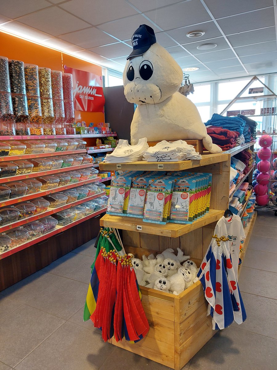 rederijdoeksen's tweet photo. #Doekie is óók te vinden in onze gezellige #winkel de #Parlevinker, in de terminal in Harlingen. Daar kun je terecht voor leuke souvenirs, maar ook voor tijdschriften, warme vesten, de laatste vakantiebenodigdheden en wat lekkers voor onderweg! 💙😊 https://t.co/VTYlWTtiKP