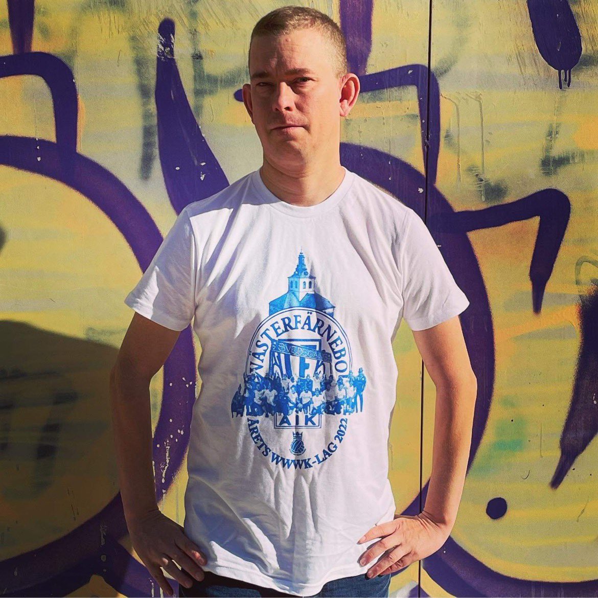 wwwkmerch's tweet photo. Kyrkan i Västerfärnebo ska ha stått där i 700 år, men aldrig har den skådat något som detta.
Låt klockorna ringa- VAIK i trean!
Här är vår avsnittströja för att minnas året då Västerfärnebo AIK spelade med WWWK-loggan på bröstet.
Det har varit en sann ära.
https://t.co/67bK5dA5qK https://t.co/IZRiOu1qWg