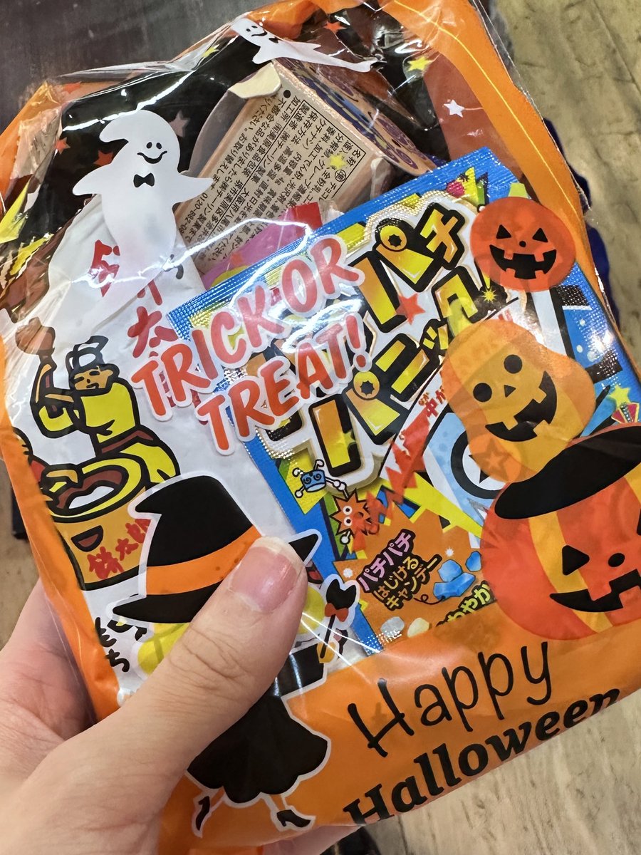 nippon_wachacha's tweet photo. 【悲報】

ライブ中にプレゼントした鈴木Mob.のお菓子だけ取りに来てもらえない

大阪ありがとうございました！
次は東京定期と岡山です！

#にっぽんワチャチャ https://t.co/BW6HVZFZ9u