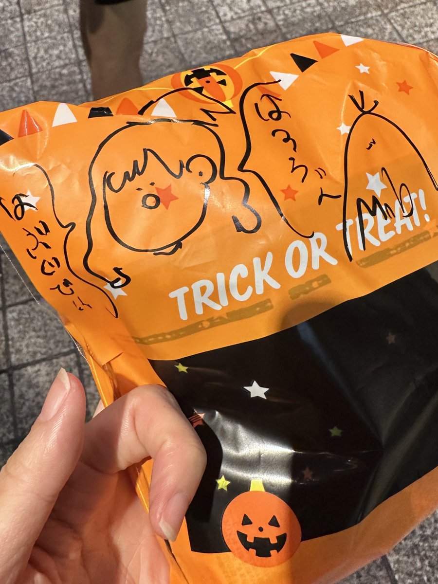 nippon_wachacha's tweet photo. 【悲報】

ライブ中にプレゼントした鈴木Mob.のお菓子だけ取りに来てもらえない

大阪ありがとうございました！
次は東京定期と岡山です！

#にっぽんワチャチャ https://t.co/BW6HVZFZ9u