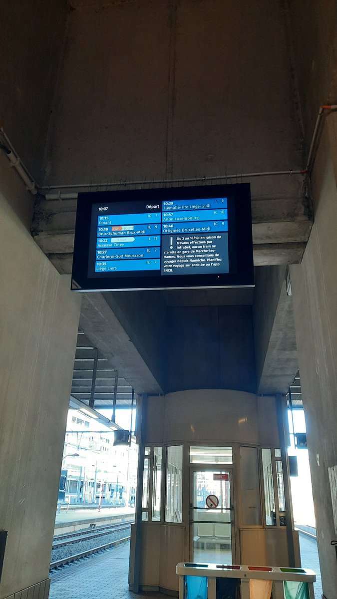 en_atrapada's tweet photo. @SNCB voilà, comme la chanson: "encore et encore". 
Je pars travailler et surprise,  je vais pas pouvoir être à l'heure. Que dois-je faire?! Prendre 40 trains à l'avance pour éviter vos retards de https://t.co/LNQIaahFLE??! https://t.co/53fFTbFwwy