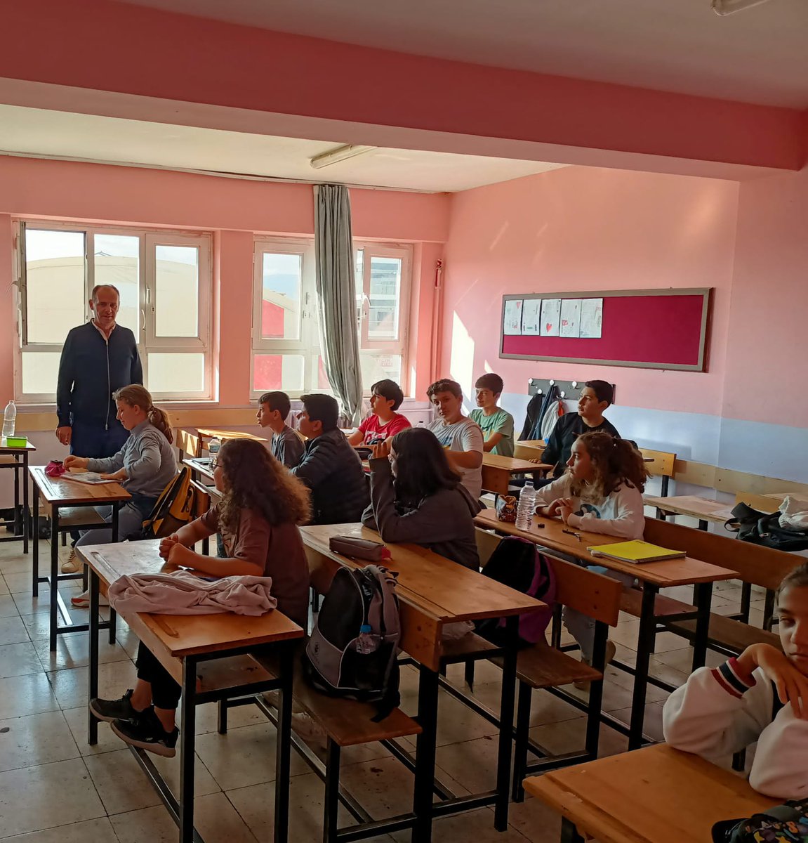 İlçe Milli Eğitim Müdürümüz Atila Işıkkaya, Mustafa Çoban Ortaokulunda hafta sonu Destekleme yetiştirme kurslarını ziyaret ederek öğrenci ve öğretmenlerle görüşüp incelemelerde bulundu. <a href="/AtilaIsikkaya1/">Atila IŞIKKAYA</a> <a href="/MucahitYentur/">Murat Mücahit Yentür</a> <a href="/izmir_ilmem/">İzmir İl Milli Eğitim Müdürlüğü</a>