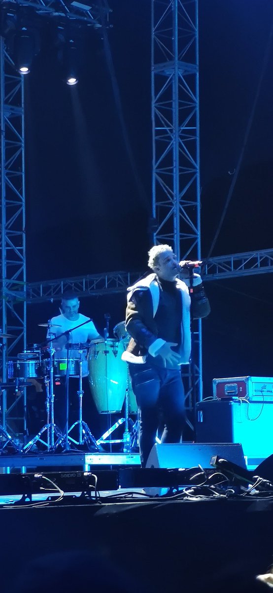 FranziaT's tweet photo. La mejor forma de celebrar un cumpleaños! @AmgsInvisibles en esta historia con final feliz @balokuas logramos llegar y bailar en primera fila 🙌 https://t.co/juqAgzIK5x
