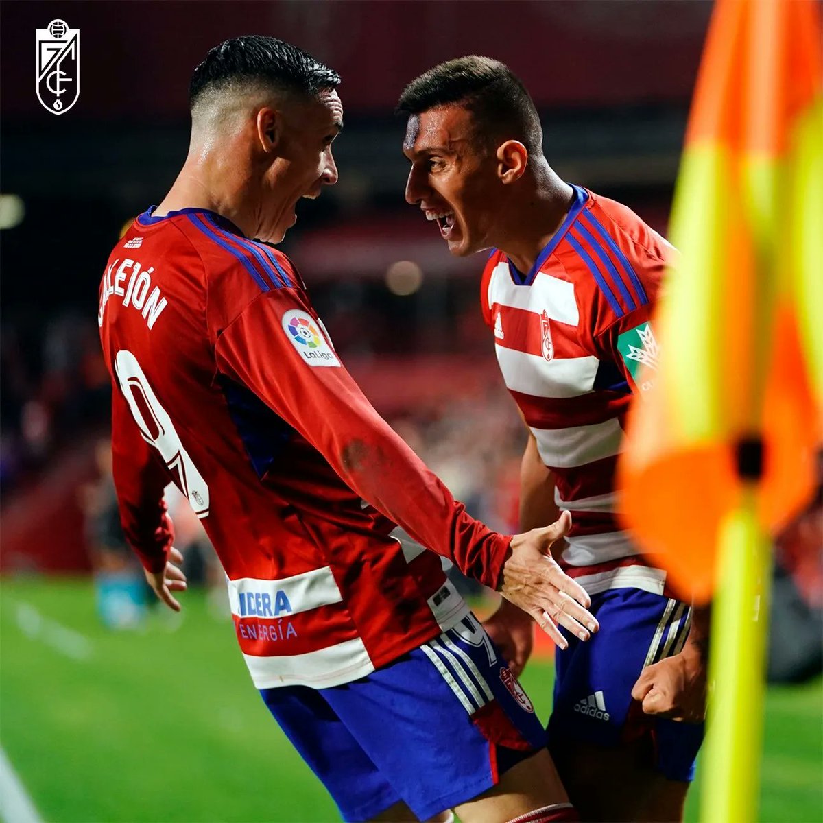 Cobretti___'s tweet photo. Hoy no es un dia cualquiera hoy juega su majestad el @GranadaCF , nuevo partido, nuevo reto, nuevos tres puntos en juego. Confío en el equipo y sobretodo en nuestro lema la #LuchaEterna
#VamosMiGranada https://t.co/S6PsoGEv2P