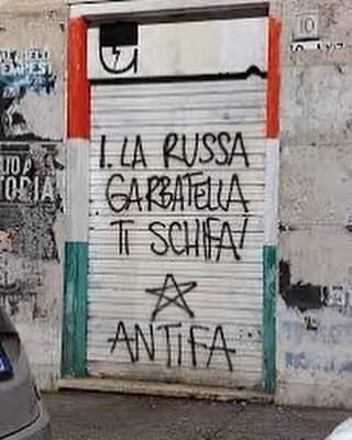 DragoDavide's tweet photo. Questa la scritta che ha destato paura e solidarietà da tutte le forze politiche. Giornalisti che hanno fatto richiami alla stella a 5 punte. Siamo alla follia!
#LaRussa #Garbatella #antifascist https://t.co/IqD3dR19Eu