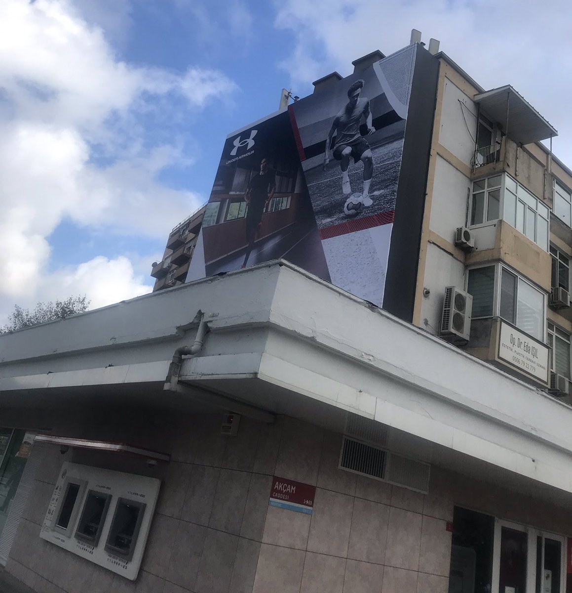Seda_Ozen's tweet photo. Yeni rastladıklarım, yeni fotoğraflar, doğru kronoloji ile Bedri Rahmi
Eyüboğlu mozaiklerini tekrar yazacaktım ki @ersoy_ozdem , 
4. Levent Bedri Rahmi mozaiklerinin üstüne alınan bu reklamı gönderdi. 

Elbette Kurul'a başvurup kaldırtacağız ama ayıptır. 
https://t.co/5IQPC6w9SN https://t.co/iaj0uQUSs3
