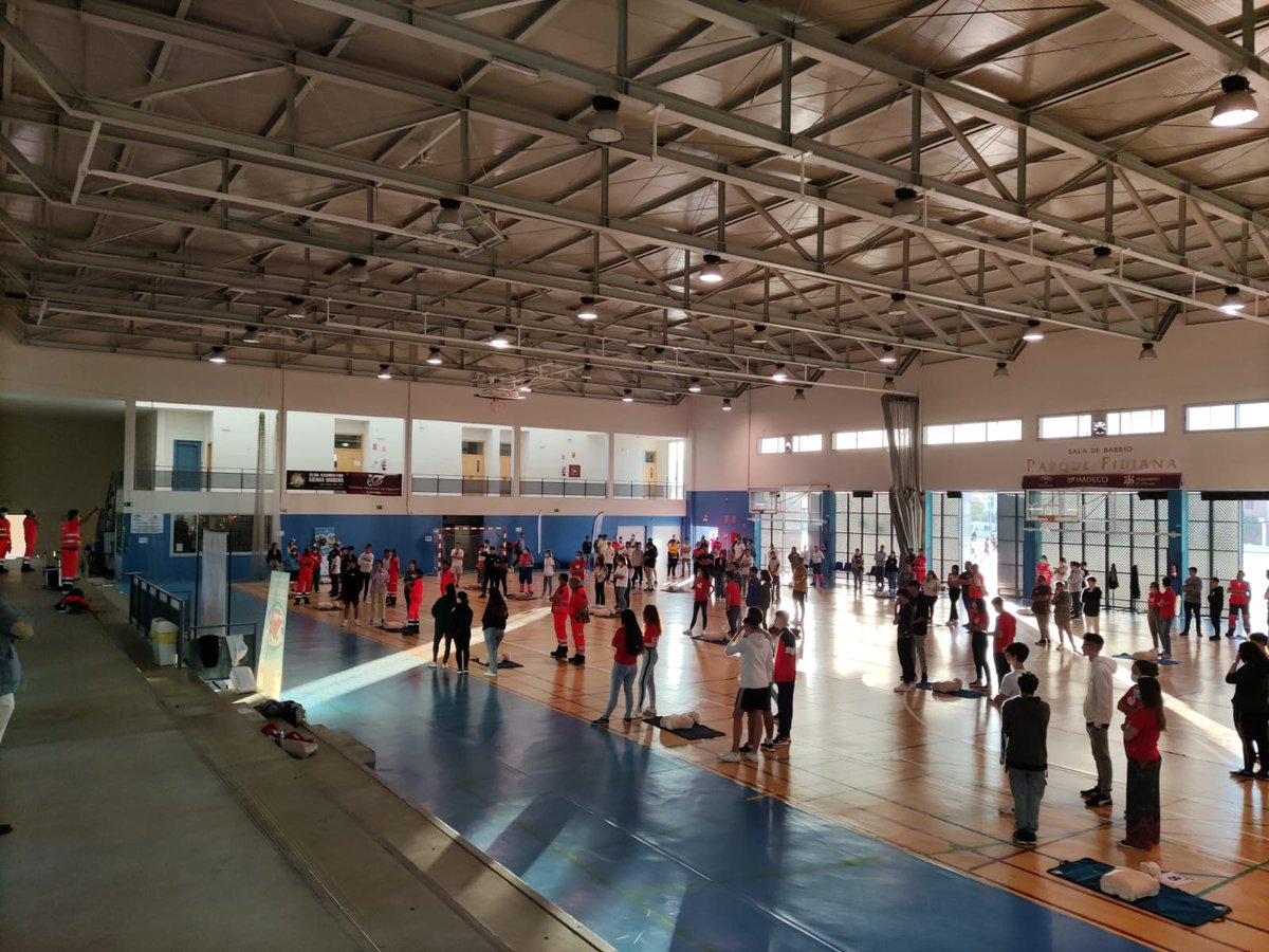 Hoy se conmemora el #DíaEuropeodelaPCR, y qué mejor manera de celebrarlo que dedicando nuestro tiempo a enseñar a muchas personas que para salvar una vida tan solo son necesarias las #MANOS ❤❤🙌🏼👐🏼🦿🤲🏼🧡🧡
#TUSMANOSSALVANVIDAS