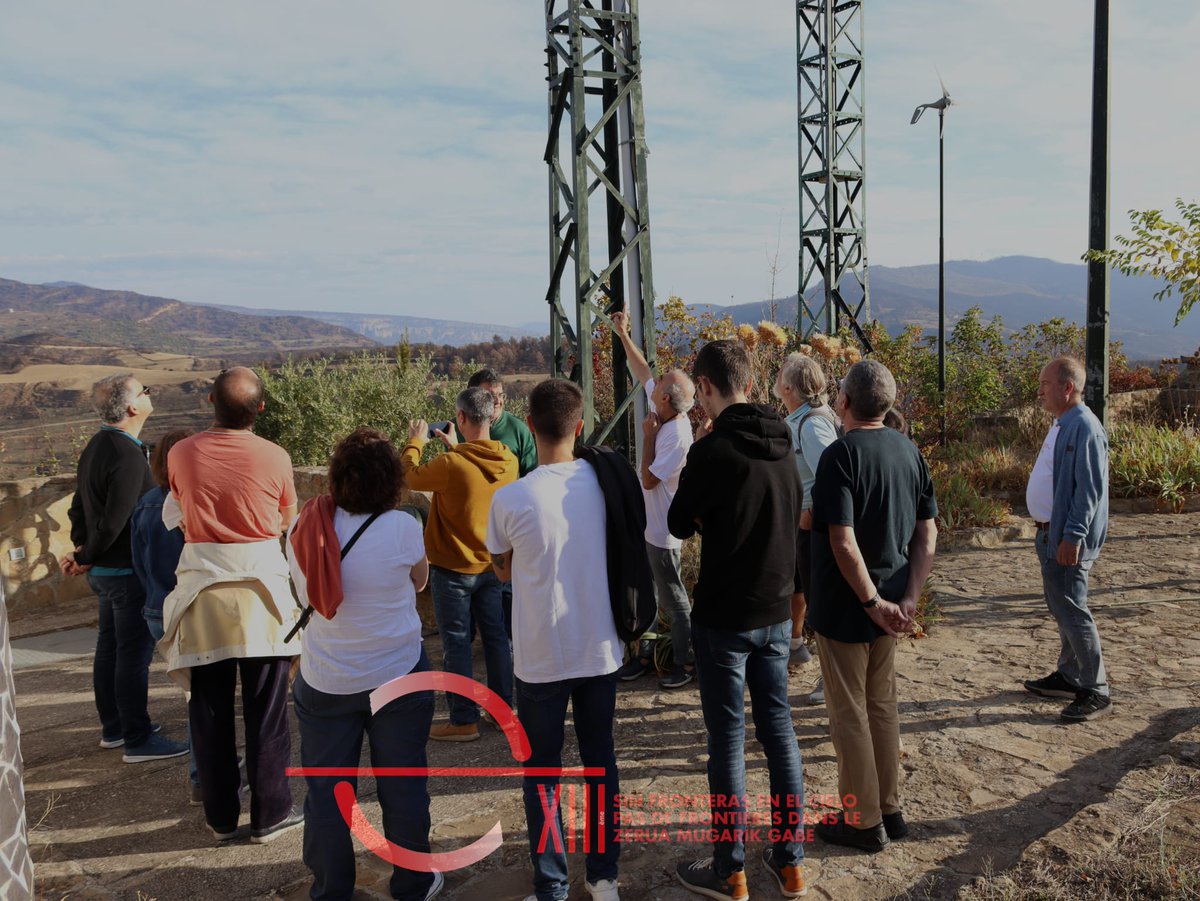 Astronavarra's tweet photo. Los/as visitantes atendiendo las explicaciones sobre el observatorio @astro_guirgui en #EncuentrosTransfonterizos #ETAA #RTAA #AAMHT https://t.co/osUuMzhk3Z