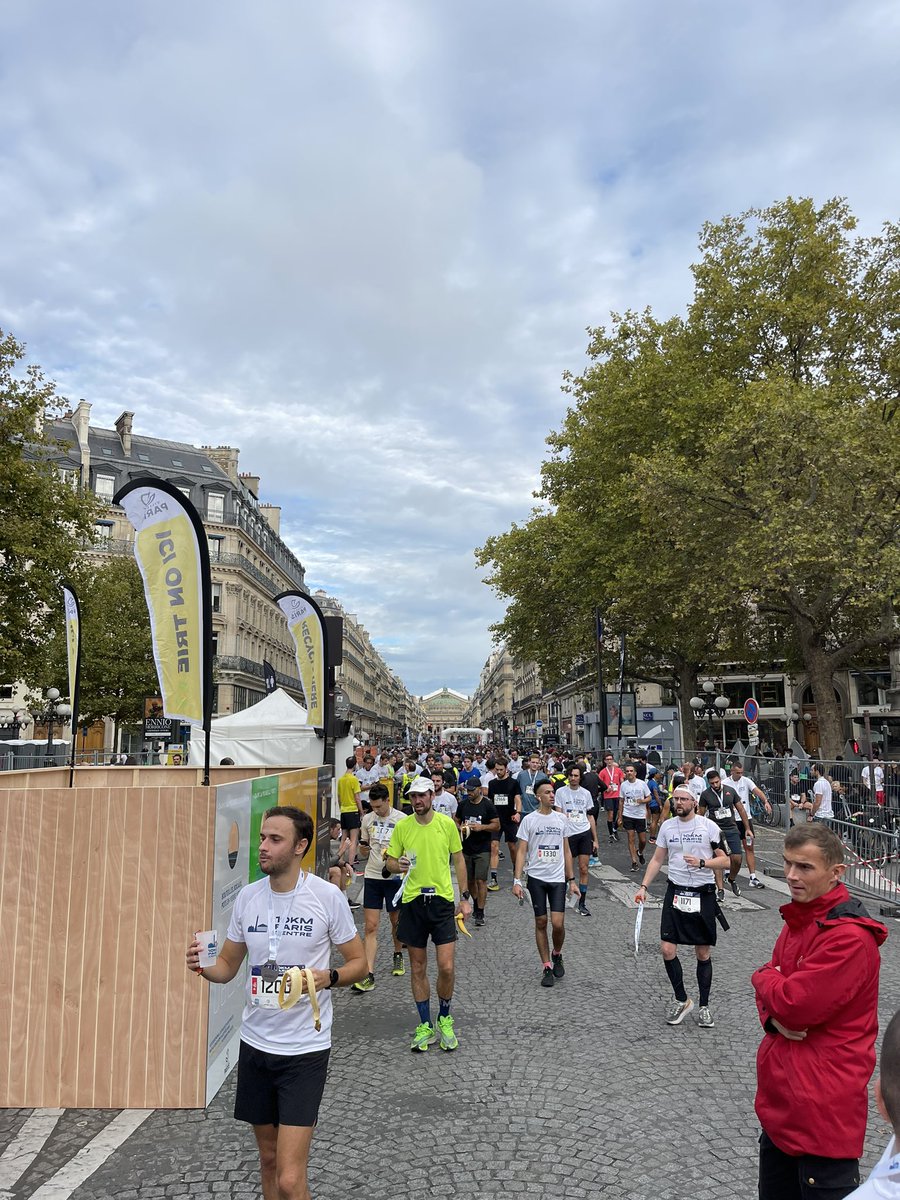 aurelien_veron's tweet photo. Grand bonheur des #10kmParisCentre avec une météo clémente 🏃🏼🏃🏽‍♀️
En plus, la sono n’est pas trop forte cette année 👌🏼 https://t.co/mhteFL8WXo