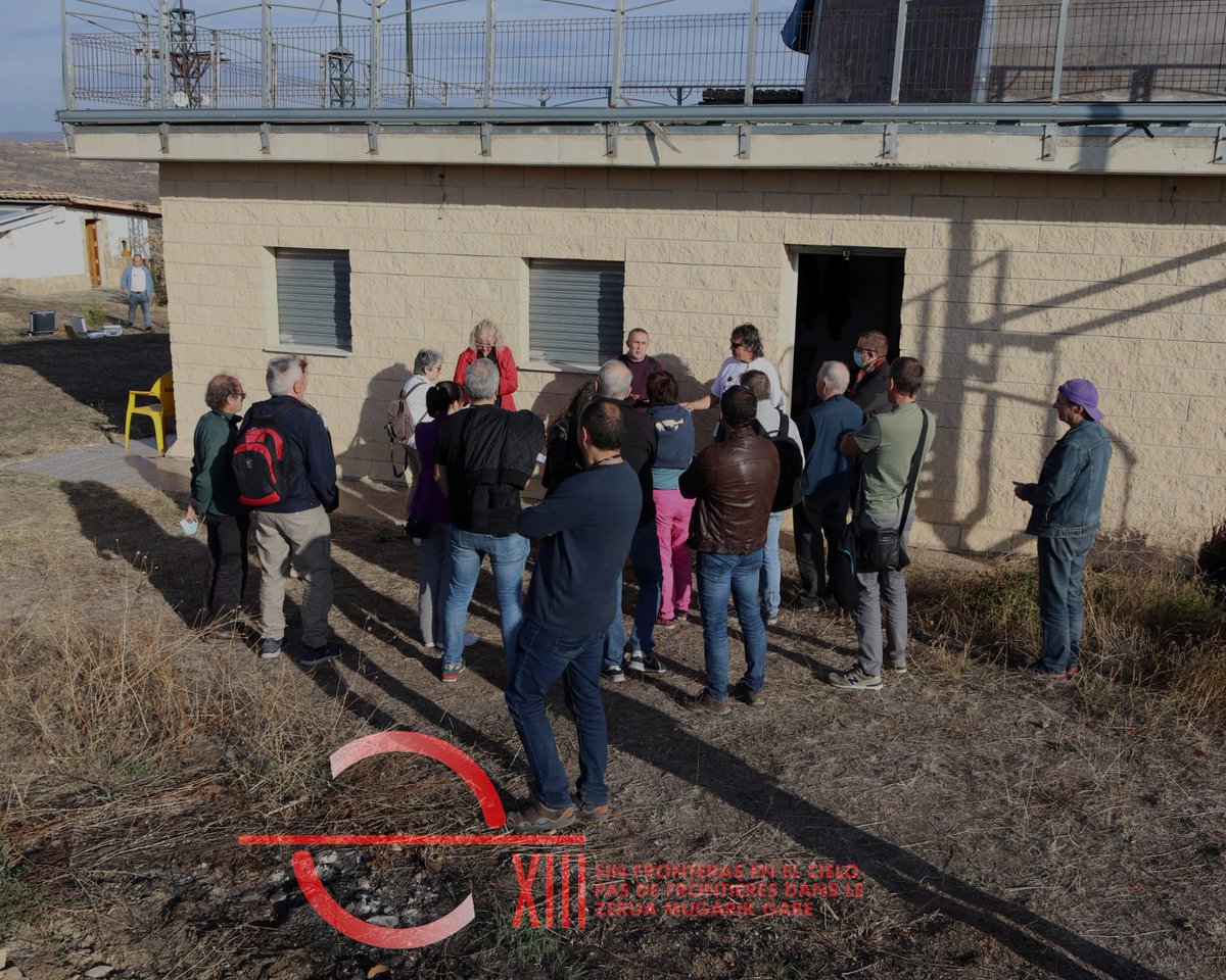 Astronavarra's tweet photo. Los/as visitantes atendiendo las explicaciones sobre el observatorio @astro_guirgui en #EncuentrosTransfonterizos #ETAA #RTAA #AAMHT https://t.co/osUuMzhk3Z