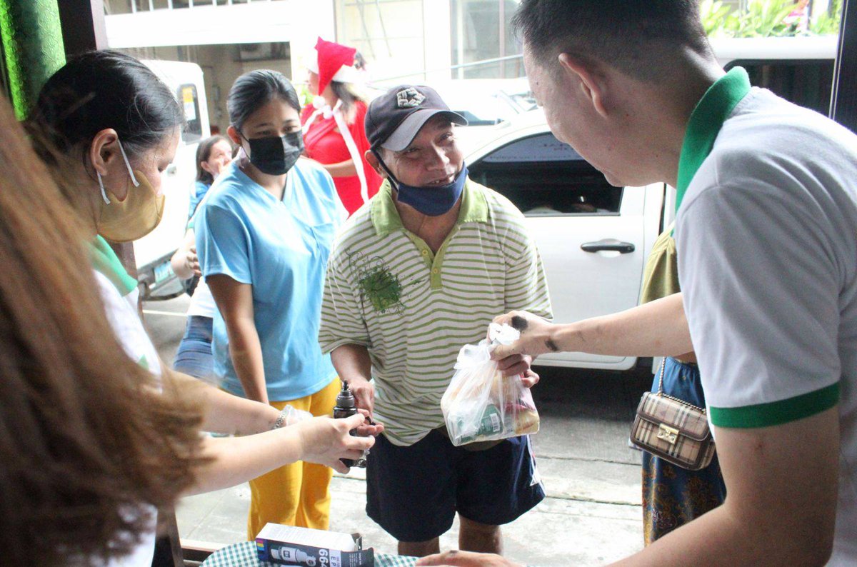 pnagovph's tweet photo. [1/2] LOOK: 70,000 pieces of pandesal bread and other food items were distributed alongside free medical, dental, and optical missions at Kamuning Bakery Café along Judge Jimenez St., Quezon City on Sunday (Oct. 16, 2022). https://t.co/Wl7Djd0Kf8
