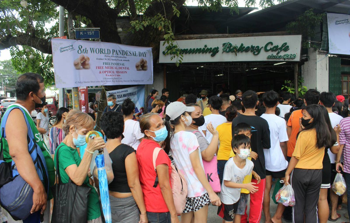pnagovph's tweet photo. [1/2] LOOK: 70,000 pieces of pandesal bread and other food items were distributed alongside free medical, dental, and optical missions at Kamuning Bakery Café along Judge Jimenez St., Quezon City on Sunday (Oct. 16, 2022). https://t.co/Wl7Djd0Kf8