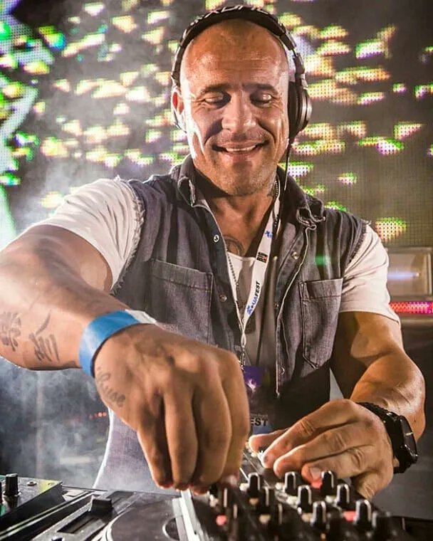 Catch up on our favourite mixes of the week. Like this one by @markstentdj buff.ly/2F8WuMs