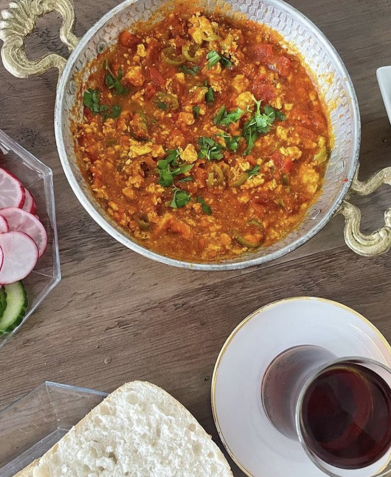 Plantbased_nes's tweet photo. YumPat oder lieber veganes Menemen zum Frühstück? 

Beide Rezepte findet ihr auf Tiktok und Insta unter @Plantbased_nes 

#vegan #veganerezepte #veganfood #veganleben #veganessen #veganism https://t.co/obHsoKnS1F