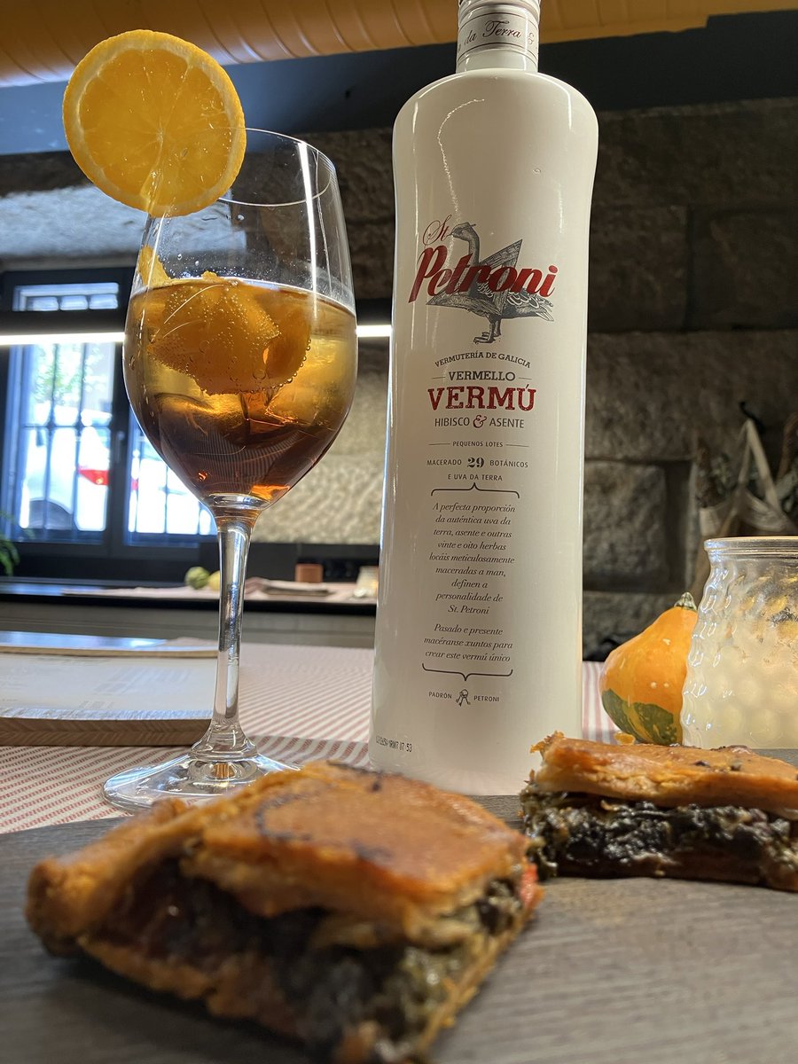 Antes de Clásico, os ofrecemos otro clásico: vermú + empanada + callos 15€ #DomingosXeito #AperitivoGallego #Horadelvermu #ComeGallego #Compartemesa