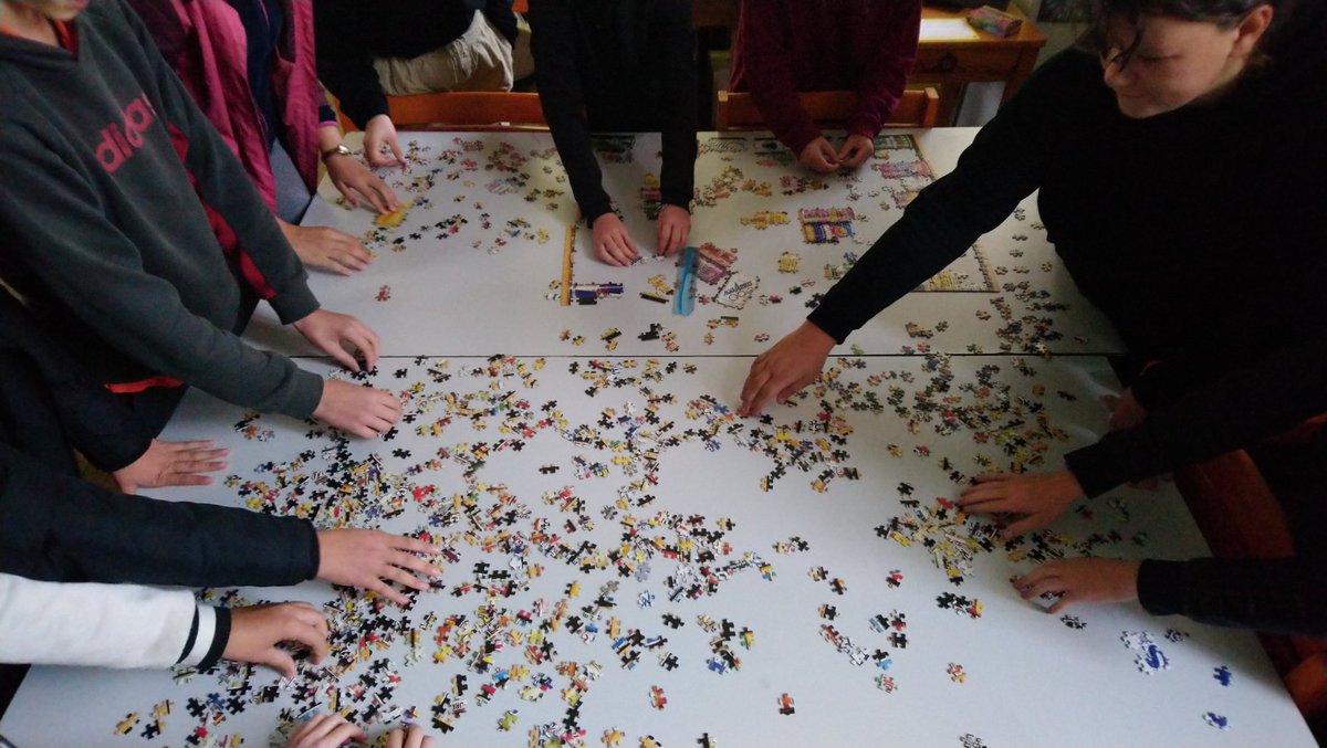 stjosephambert's tweet photo. 1500 pièces à plusieurs paires de mains, ce sont les puzzles mis en libre accès au CDI, financés par L'APEL St Joseph #APEL63, une activité libre étonnement menée dans un calme et une coopération remarquables. https://t.co/w5frmCaTpt