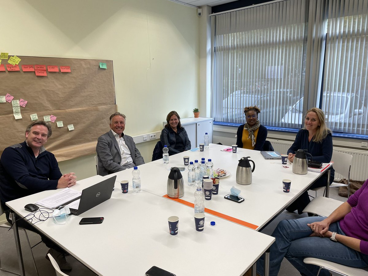 Landelijke Corona organisatie op bezoek bij het projectteam van onze GGD op de locatie Kermisland Arnhem. Naast rondleiding een mooi gesprek over hoe je verbinding maakt in wijken met mensen die ‘een afstand hebben tot de overheid’. Echt indrukwekkend!@GGDGM <a href="/ambulanceGM/">Ambulancezorg Gelderland-Midden</a>