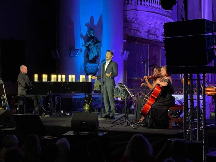 TeamVNiclo's tweet photo. [PHOTOS] @vincentniclo lors de son concert à la Cathédrale Saint-Aubain à #Namur pour son récital. 

(📷 Facebook #DavidHardit) https://t.co/qAf8e6zYda