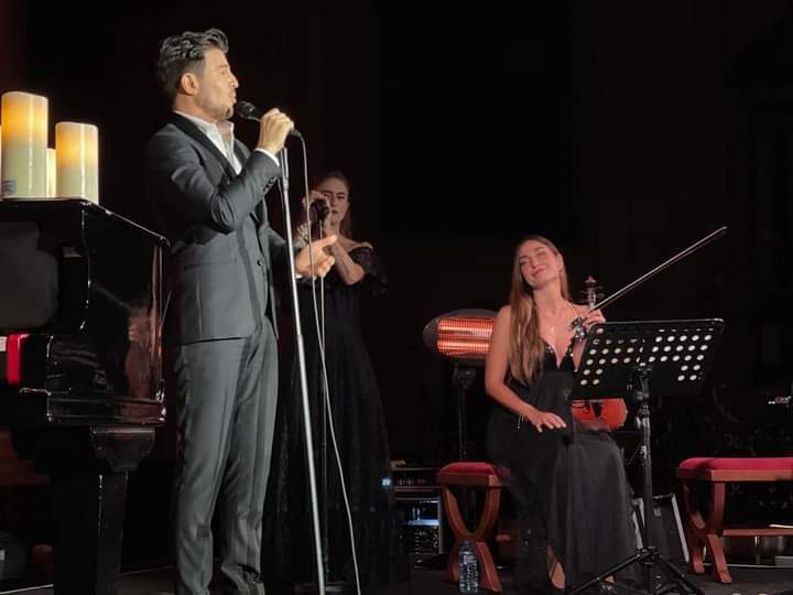 TeamVNiclo's tweet photo. [PHOTOS] @vincentniclo lors de son concert à la Cathédrale Saint-Aubain à #Namur pour son récital. 

(📷 Facebook #DavidHardit) https://t.co/qAf8e6zYda