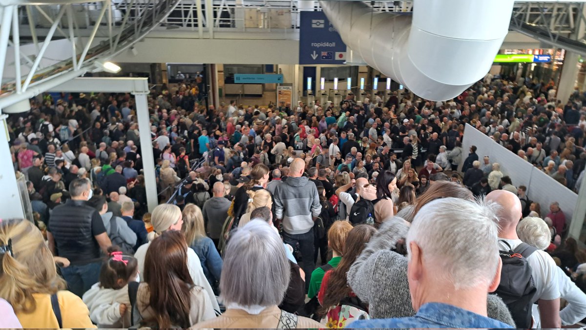 SBartram1's tweet photo. Wow, chaos at Faro airport. People collapsing, no order to queuing.  Carnage. Not quite the welcome we'd hoped for to Portugal 🤨 https://t.co/BwS2dY8IQt
