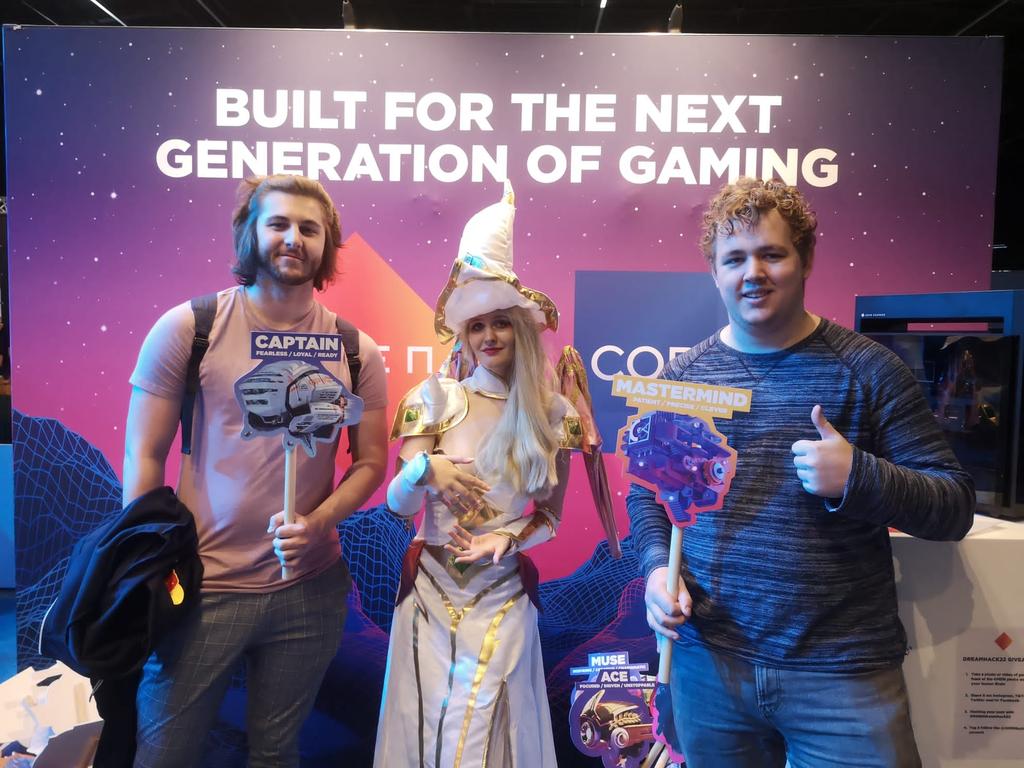 OPTCG_Dennis's tweet photo. #OMENdreamhack22 samen op de foto met @sandervandervel. Ik ben een mastermind volgens de game quiz van @OMENbyHP https://t.co/u815fwIZ3Q
