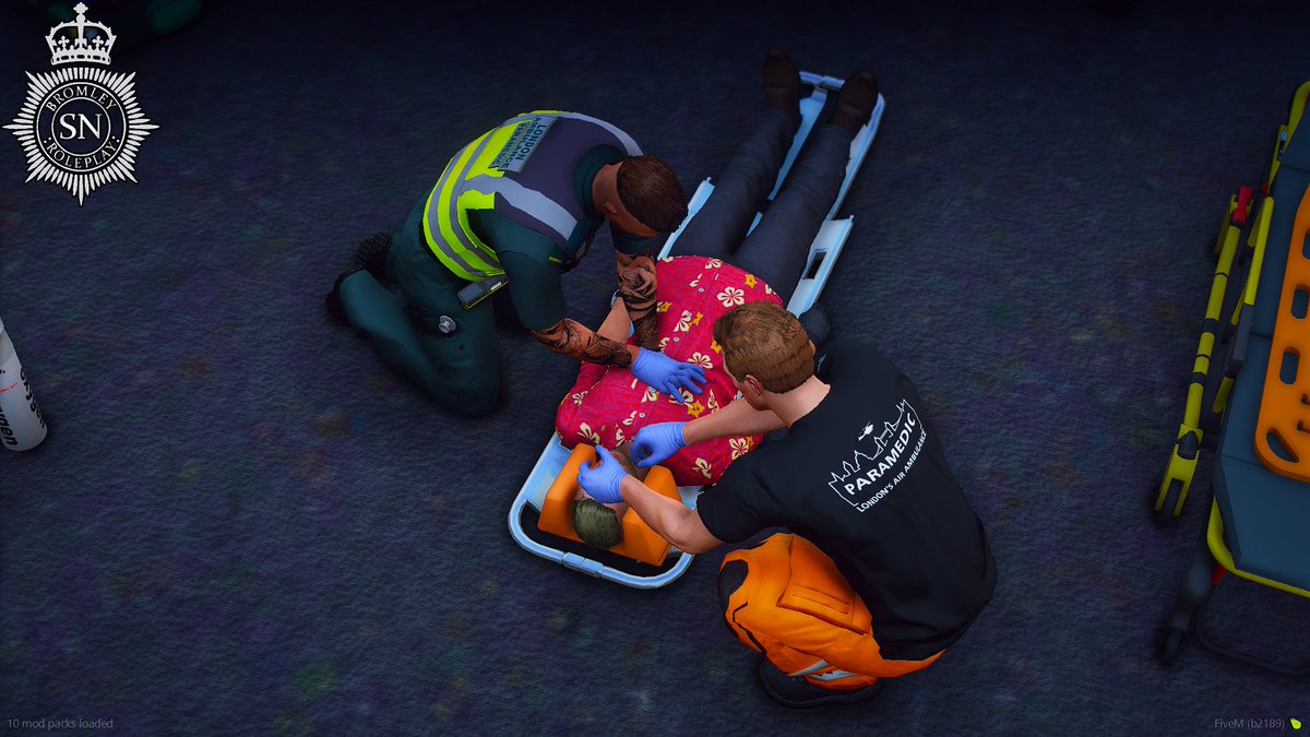 Switches999's tweet photo. Here at BromleyRPC, our Ambulance Crews and HEMS Teams work tirelessly, day in and day out, to ensure people get the help they need! Why not come and make a difference?⚕️🩺 https://t.co/aiNm6Vx4hF #fictional #FiveM https://t.co/RGP1tmGIrf