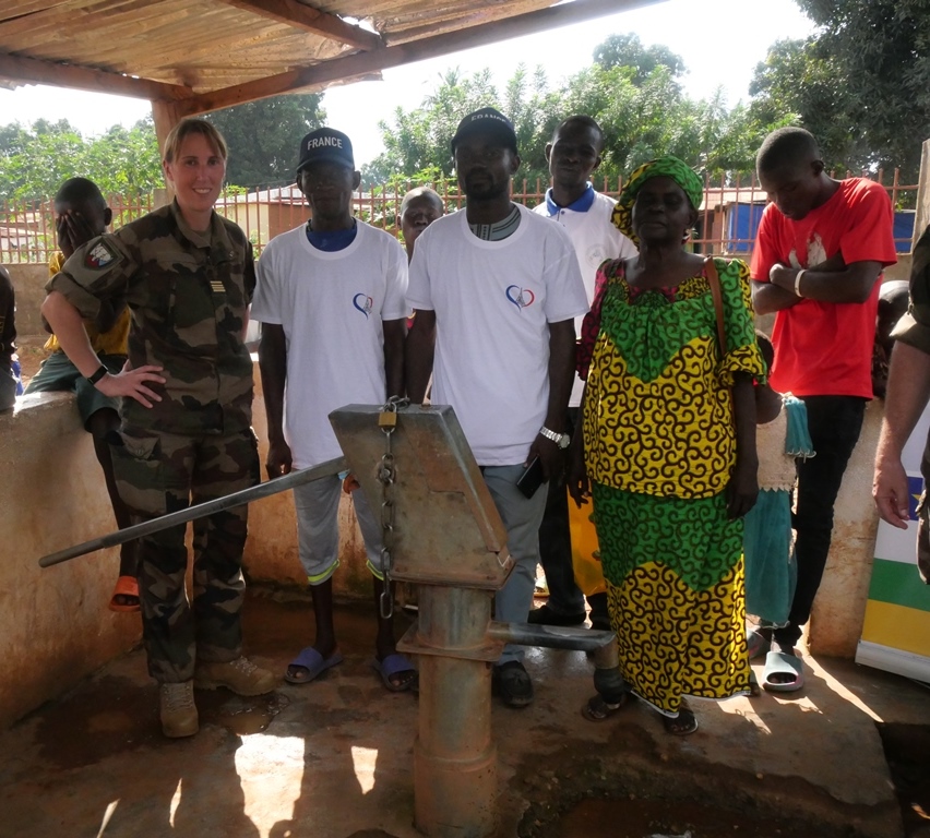 La #MISLOG a financé la réhabilitation d’une nouvelle pompe à eau au profit de la maison de la jeunesse du 8e arrondissement de Bangui. Cette pompe, qui contribue à l’amélioration des conditions de vie de plus de 8000 personnes. #entraideetpartage 
@EfgOfficiel <a href="/EtatMajorFR/">Armée française - Opérations militaires</a>