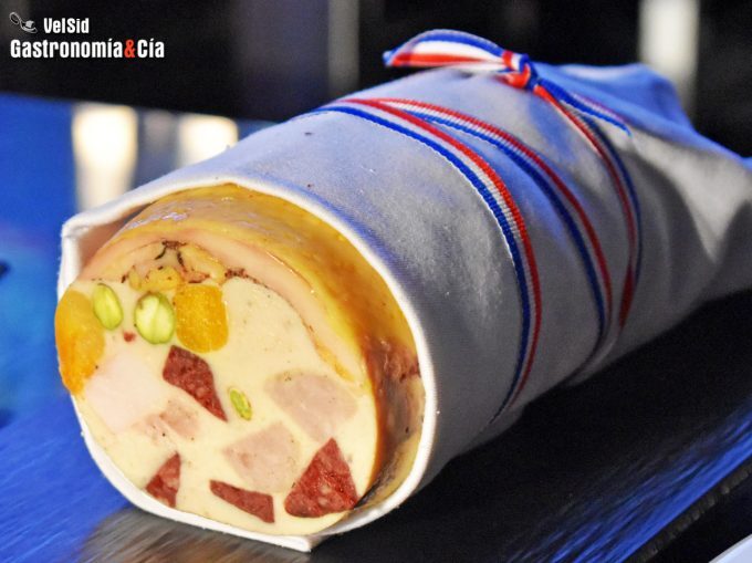 gourmeturbano's tweet photo. #CHARCUTERIA #COMIDAFRANCESA 🍖| Qué es una galantina (especialidad de charcutería francesa)
Hoy volvemos a hablar de la cocina francesa, para recuperar algunos términos culinarios y más concretamente, de platos clásicos, para incluir uno de ellos en… https://t.co/Gtg71Ue5Le https://t.co/TOlc6QDpqn