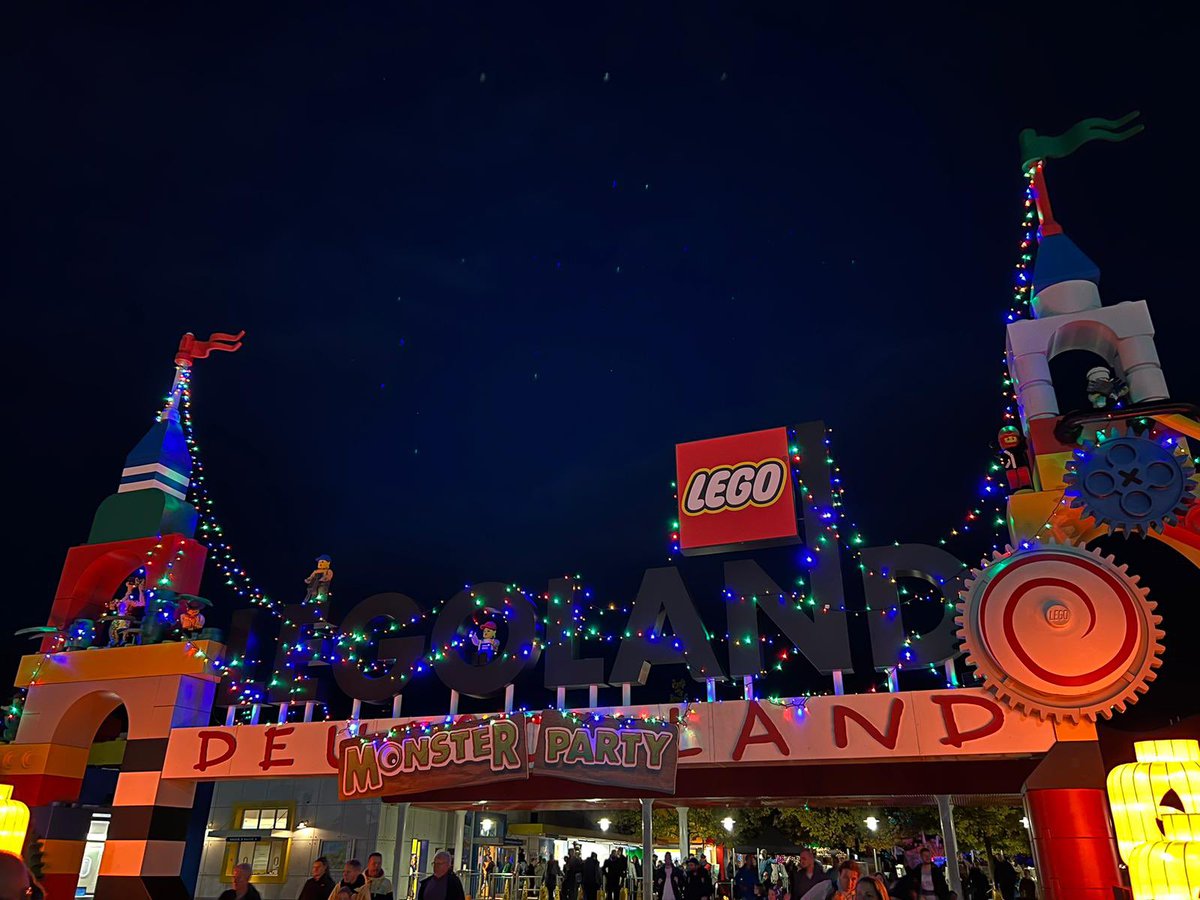 sowasvonanders's tweet photo. Gestern wars wirklich hübsch abends im Legoland. 
Tolle Feuershow, hübsche Beleuchtung am Abend und ein guter DJ für Tanzspaß https://t.co/QaRofZDp9B