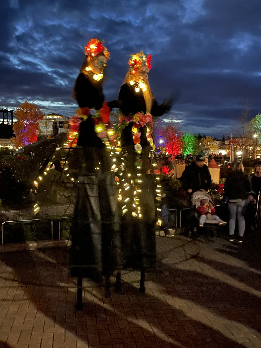 sowasvonanders's tweet photo. Gestern wars wirklich hübsch abends im Legoland. 
Tolle Feuershow, hübsche Beleuchtung am Abend und ein guter DJ für Tanzspaß https://t.co/QaRofZDp9B