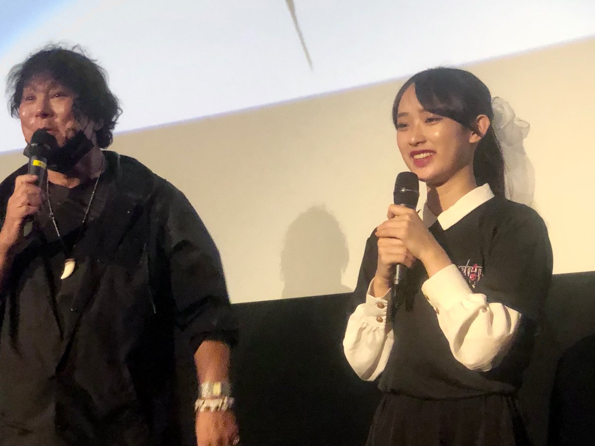 burigonkin's tweet photo. 劇中では凶暴なお人だった大仁田さん。
舞台挨拶では盛り上げ上手で温かい方でした（この後に愛知で試合だったとは！）✨
はっつのキックをちょっと褒めて下さってありがとうございます😊

登壇者の皆さん優しい方ばかり⭐️
サイン大切にしますねー
#大仁田厚 #歌田初夏
#BUGSⅡ #BUGS2 https://t.co/MiXQkF0ieQ
