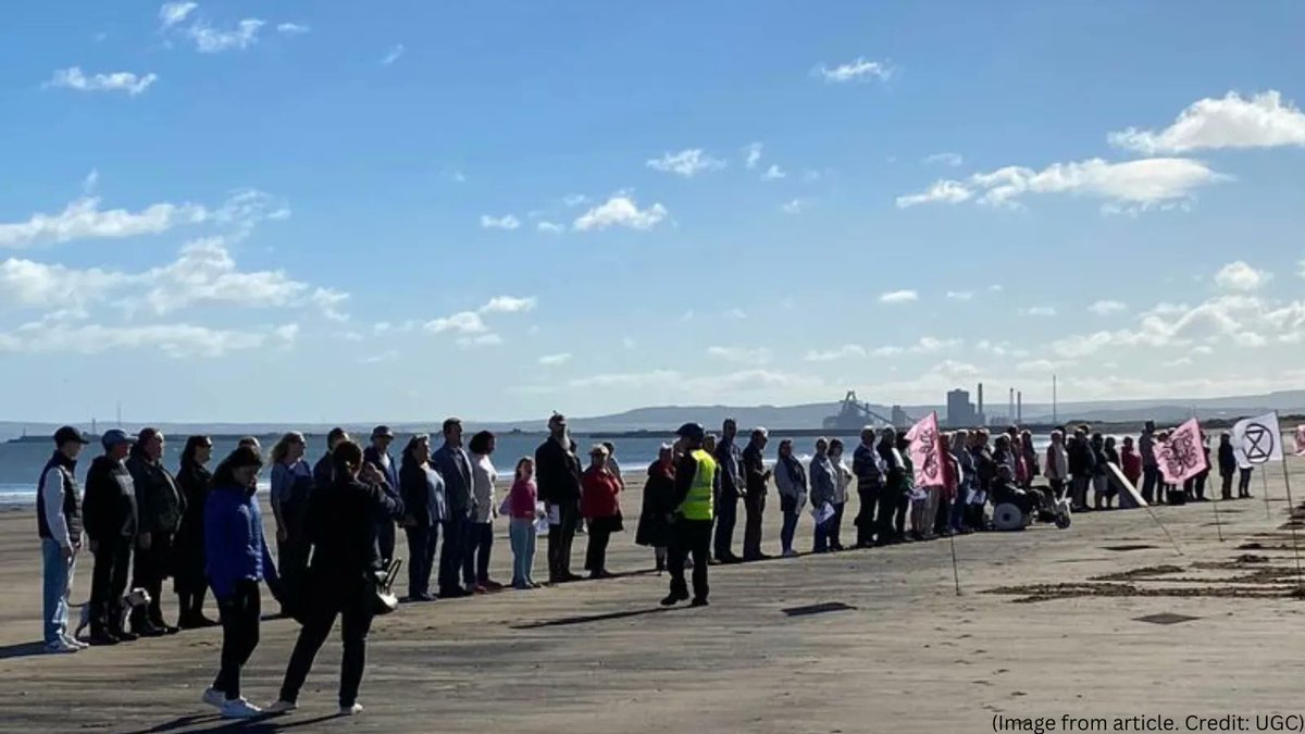 For the past year, we’ve been sharing news of the mass death of crabs & lobsters at Yorkshire beaches. To mark a year since the deaths started, locals formed a human chain along beaches to protest pollution in seas and rivers 🦀☠️ gazettelive.co.uk/news/teesside-…