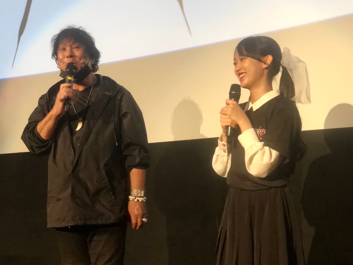 burigonkin's tweet photo. 劇中では凶暴なお人だった大仁田さん。
舞台挨拶では盛り上げ上手で温かい方でした（この後に愛知で試合だったとは！）✨
はっつのキックをちょっと褒めて下さってありがとうございます😊

登壇者の皆さん優しい方ばかり⭐️
サイン大切にしますねー
#大仁田厚 #歌田初夏
#BUGSⅡ #BUGS2 https://t.co/MiXQkF0ieQ