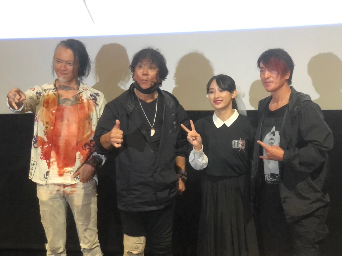 burigonkin's tweet photo. 劇中では凶暴なお人だった大仁田さん。
舞台挨拶では盛り上げ上手で温かい方でした（この後に愛知で試合だったとは！）✨
はっつのキックをちょっと褒めて下さってありがとうございます😊

登壇者の皆さん優しい方ばかり⭐️
サイン大切にしますねー
#大仁田厚 #歌田初夏
#BUGSⅡ #BUGS2 https://t.co/MiXQkF0ieQ