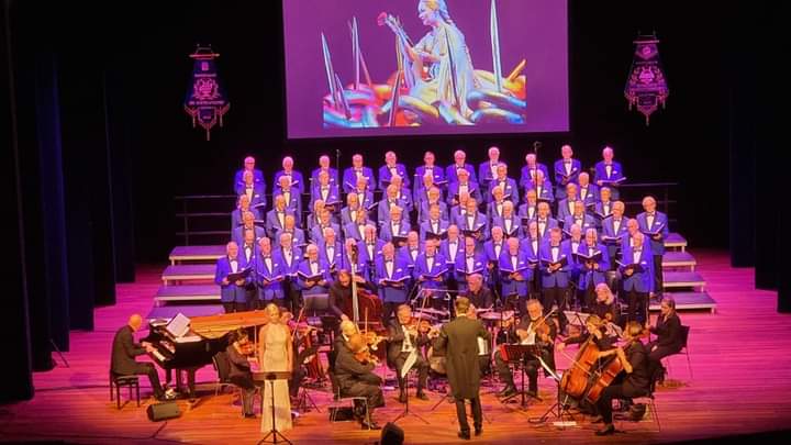joop_kreeft's tweet photo. Een mooie overzichtsfoto van ons 40 jarig Jubileumconcert o.l.v. Jimco Zijlstra in theater De Lampegiet.  Jammer dat een groot aantal zangers er niet bij kon zijn vanwege Corona. https://t.co/l2kgHAjVUB