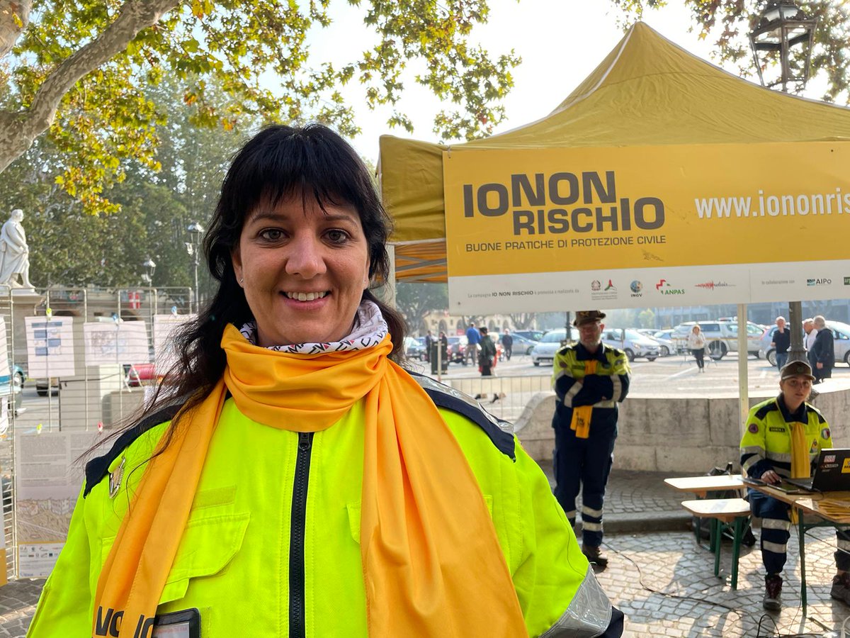 DPCgov's tweet photo. Anche oggi i volontari sono all'opera per portare le buone pratiche di #protezionecivile in piazza con passione, competenza e tanti sorrisi 💛
#16ottobre il Capo Dipartimento ha fatto tappa ad Asti e tu? Hai già visitato il gazebo @iononrischio più vicino a te? #iononrischio2022 https://t.co/5gro5m9l0y